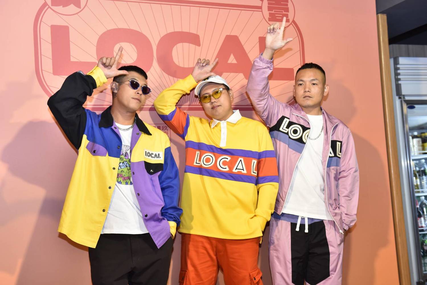 玖壹壹健志(左起)、洋蔥、春風3人回憶起第一次認識小鬼時的場景,不捨他年輕驟逝,當他是出國去玩。 圖:混血兒娛樂/提供 玖壹壹健志(左起)、洋蔥、春風3人回憶起第一次認識小鬼時的場景,不捨他年輕驟逝,當他是出國去玩。 圖:混血兒娛樂/提供