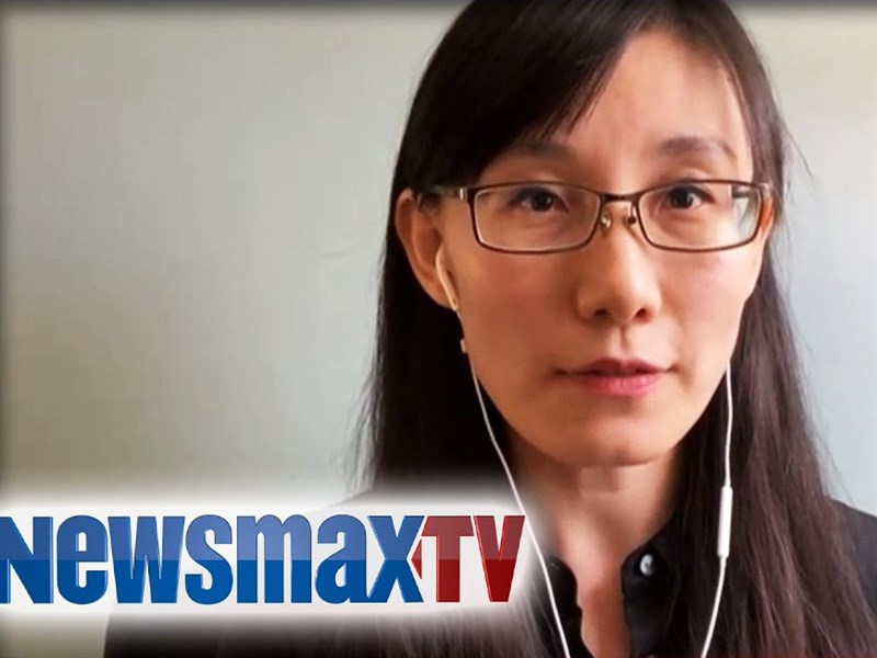 逃亡美國的前香港大學公衛學者閻麗夢。 圖 : 翻攝自newsmaxTV 逃亡美國的前香港大學公衛學者閻麗夢。 圖 : 翻攝自newsmaxTV