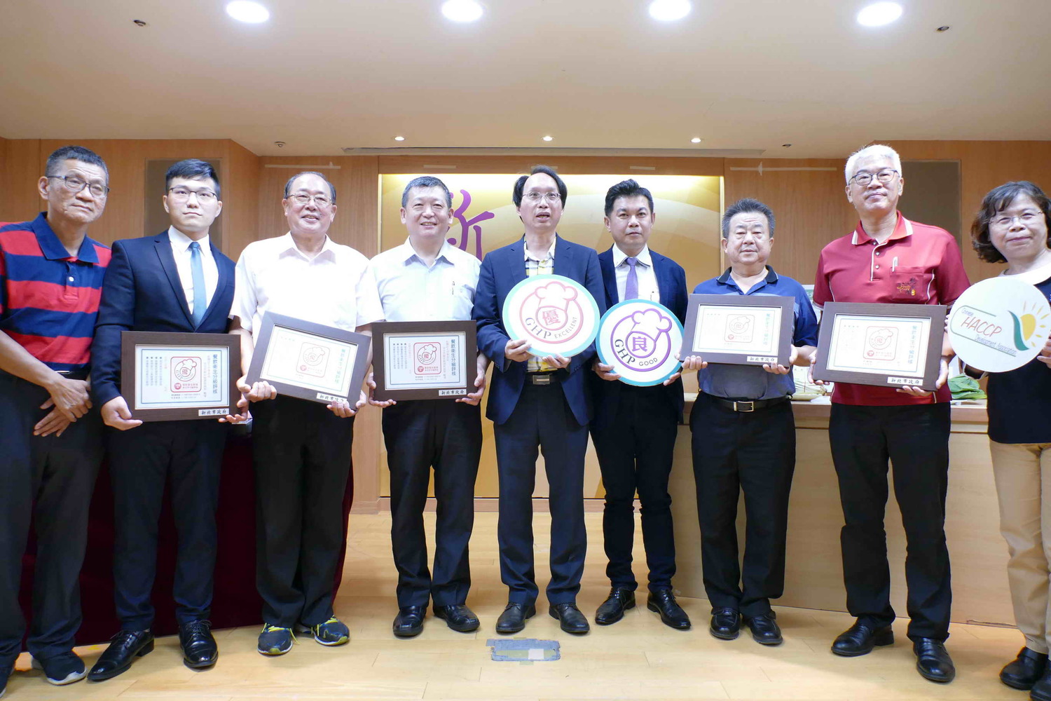 衛生局副局長許朝程與HACCP協會北區處長及烘焙業者合影。 圖:新北市衛生局提供 衛生局副局長許朝程與HACCP協會北區處長及烘焙業者合影。 圖:新北市衛生局提供