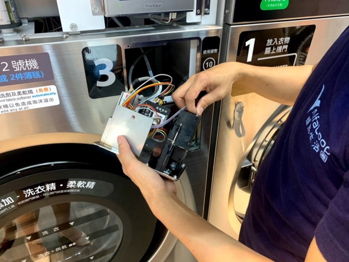 阿法碼科技所開發的AlfaBox,主打不改機、不破線、不破保三大訴求,隨插即用。 圖:創夢市集/提供 阿法碼科技所開發的AlfaBox,主打不改機、不破線、不破保三大訴求,隨插即用。 圖:創夢市集/提供