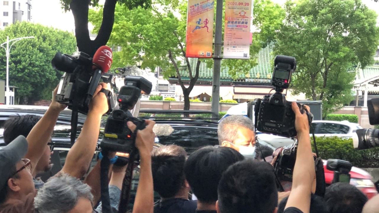 小鬼父親從板橋殯儀館聽完解剖報告後,趕赴民權東路上所設置的靈堂。 圖:楊瑾錚/攝 小鬼父親從板橋殯儀館聽完解剖報告後,趕赴民權東路上所設置的靈堂。 圖:楊瑾錚/攝