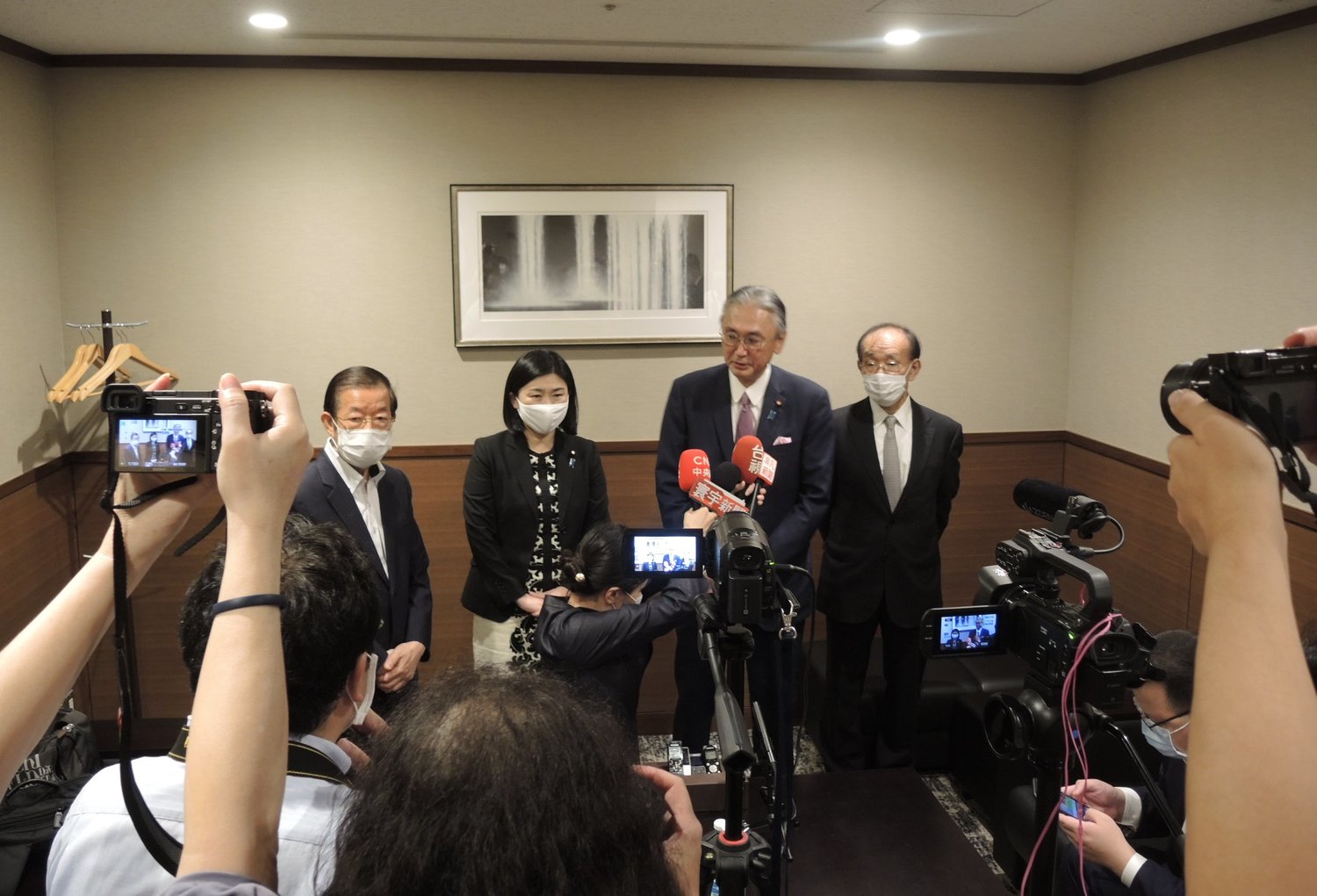 訪台團出發前接受媒體訪問。 圖/取自「日華議員懇談會」會長古屋圭司臉書 訪台團出發前接受媒體訪問。 圖/取自「日華議員懇談會」會長古屋圭司臉書