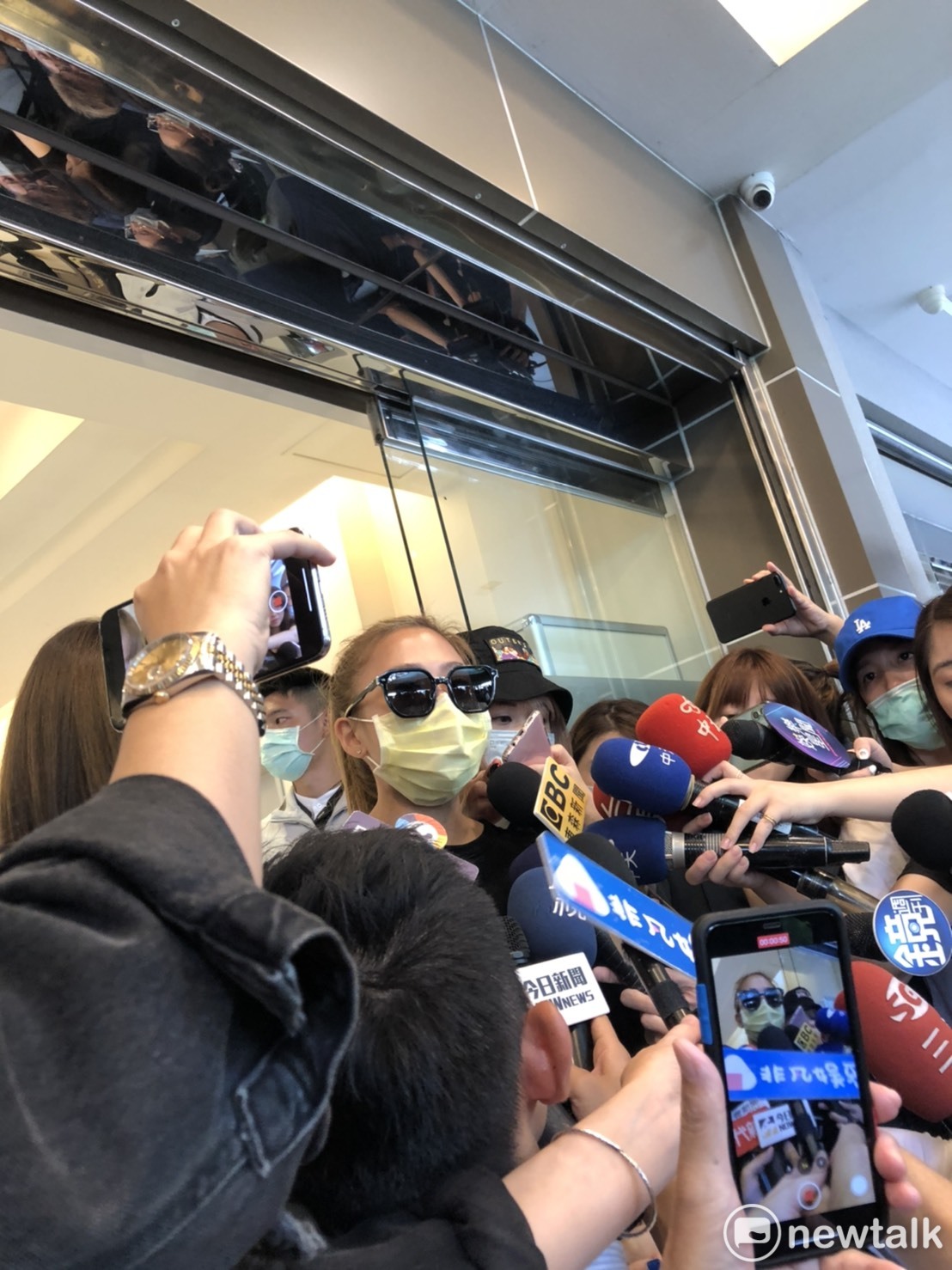 鬼鬼步出黃鴻升位於民權東路上龍巖會館的靈堂時,在好友陪同下,接受媒體訪問。 圖:楊瑾錚/攝 鬼鬼步出黃鴻升位於民權東路上龍巖會館的靈堂時,在好友陪同下,接受媒體訪問。 圖:楊瑾錚/攝