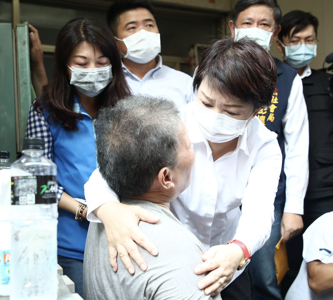 台中市長盧秀燕懷抱家屬給予安慰。 圖:台中市政府提供 台中市長盧秀燕懷抱家屬給予安慰。 圖:台中市政府提供