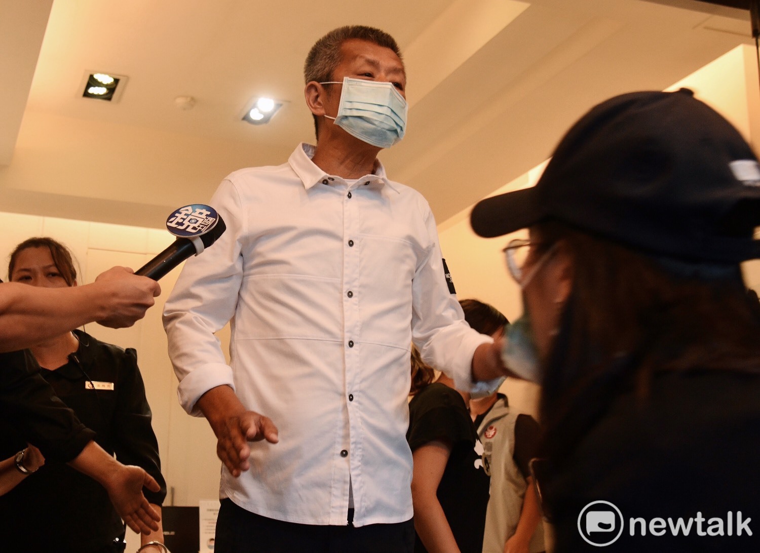 小鬼爸首發聲！神情憔悴 深深鞠躬