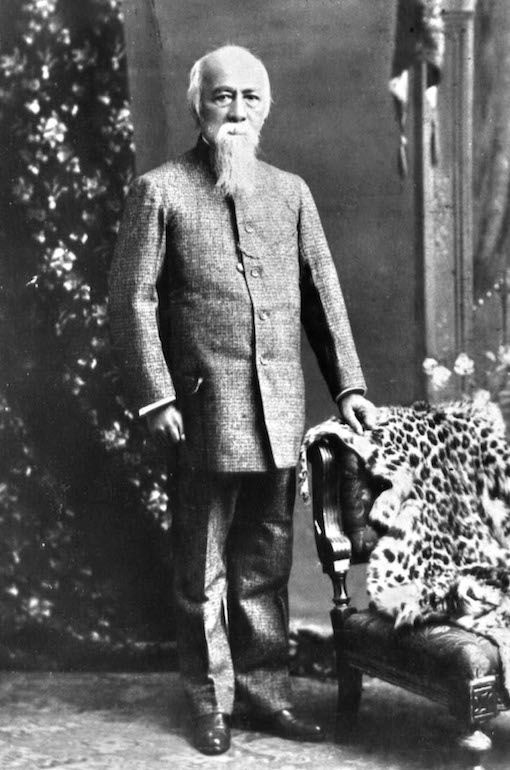 大稻埕茶商與基督教長老李春生(1838~1924),生於廈門,貧苦出身,14歲入「竹樹腳禮拜堂」受洗,在教會的協助下有機會苦習英、漢文五年。因為「太平天國之亂」,26歲轉赴陶德(John Dodd,1838~1907)掌管的「淡水寶順洋行」擔任買辦。李春生不僅是成功的商人,同時也是宗教家與思想家,在其信念中真正的「國」,唯有「上帝之國」,而「地上的國」都僅是「政權」。圖中的李春生肖像,拍攝於1896年3月7日東京,當天李春生剪斷髮辮、改著西服,也顯現出他「由外而內化」,決心邁向文明的決心。(圖/文:王佐榮) 圖:蒼璧出版社 大稻埕茶商與基督教長老李春生(1838~1924),生於廈門,貧苦出身,14歲入「竹樹腳禮拜堂」受洗,在教會的協助下有機會苦習英、漢文五年。因為「太平天國之亂」,26歲轉赴陶德(John Dodd,1838~1907)掌管的「淡水寶順洋行」擔任買辦。李春生不僅是成功的商人,同時也是宗教家與思想家,在其信念中真正的「國」,唯有「上帝之國」,而「地上的國」都僅是「政權」。圖中的李春生肖像,拍攝於1896年3月7日東京,當天李春生剪斷髮辮、改著西服,也顯現出他「由外而內化」,決心邁向文明的決心。(圖/文:王佐榮) 圖:蒼璧出版社