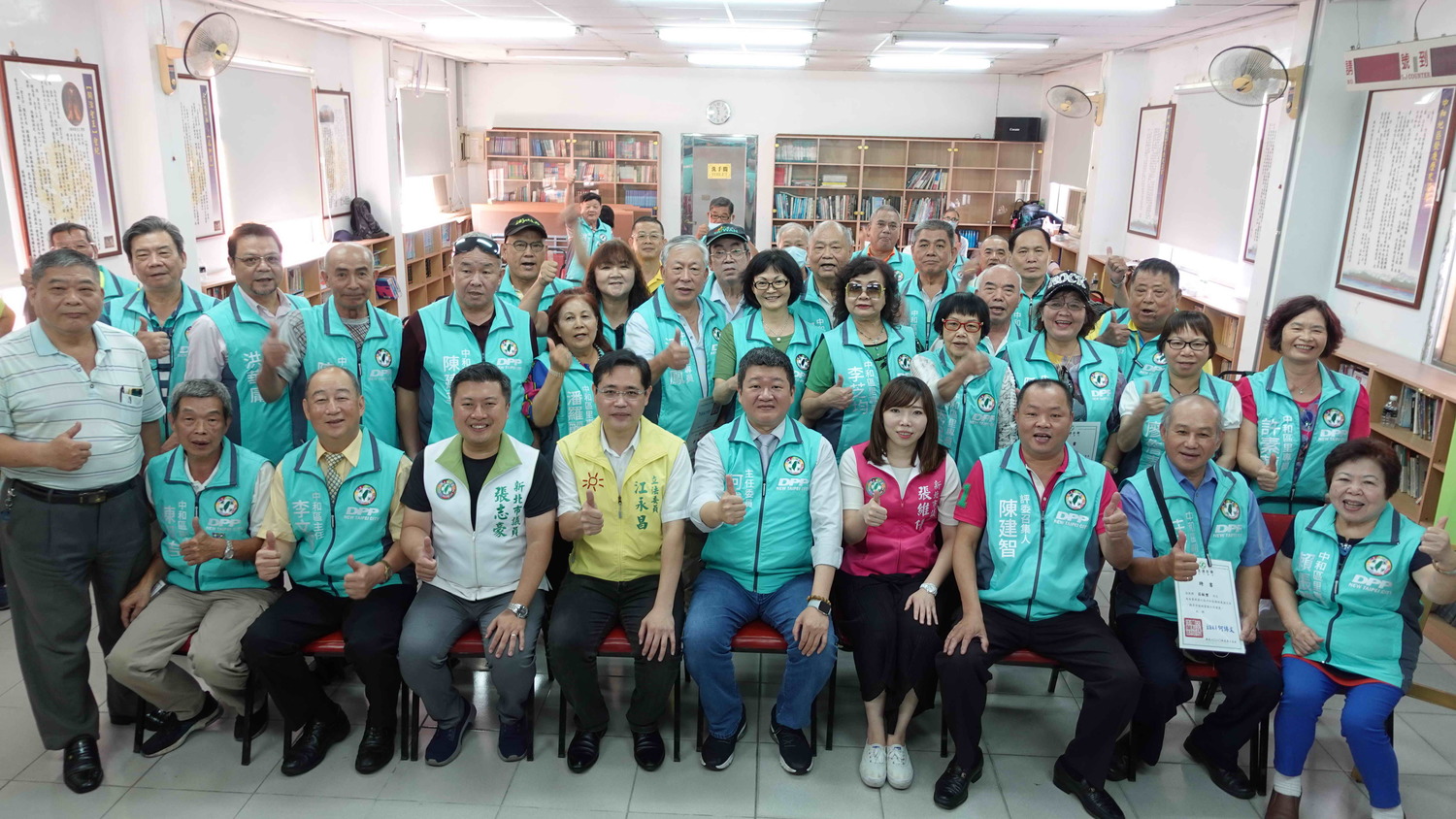 民進黨新北市黨主委何博文(前排中)及中和區黨籍民代、黨員,今成立中和區聯絡處。 圖:民進黨新北市黨部提供 民進黨新北市黨主委何博文(前排中)及中和區黨籍民代、黨員,今成立中和區聯絡處。 圖:民進黨新北市黨部提供
