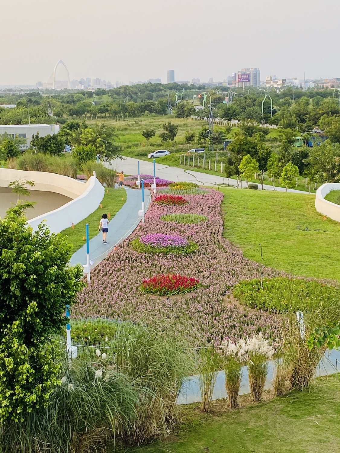 搭配公園內的特色步道及地景,歐風唯美花海彷彿置身仙境。 圖:台中市政府建設局/提供 搭配公園內的特色步道及地景,歐風唯美花海彷彿置身仙境。 圖:台中市政府建設局/提供