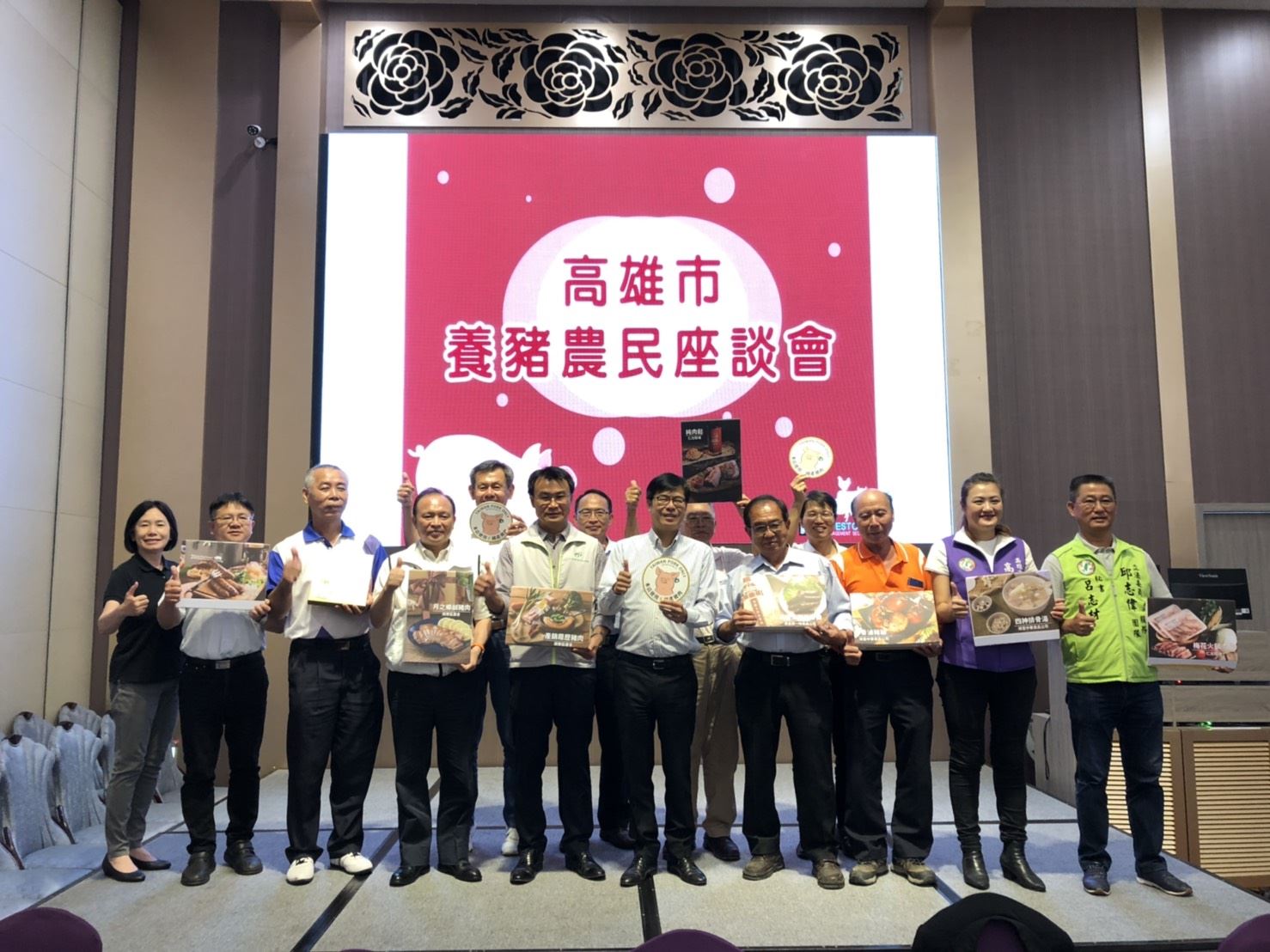 陳其邁(右五)與陳吉仲(左五)安撫高雄豬農。 圖:高雄市政府/提供 陳其邁(右五)與陳吉仲(左五)安撫高雄豬農。 圖:高雄市政府/提供