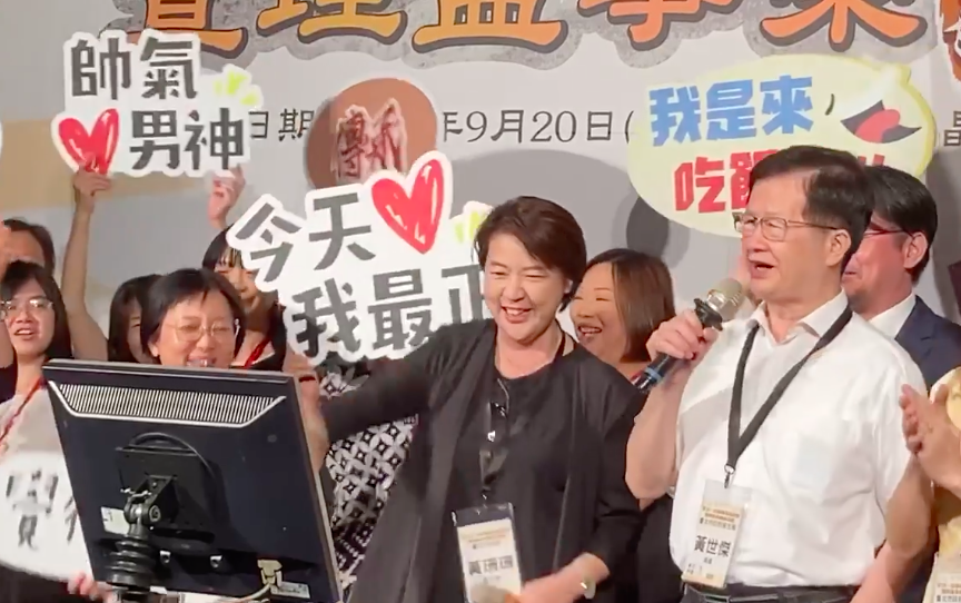 黃珊珊之後與北市衛生局同仁高歌「朋友」這首歌曲。 圖:取自賴雲花臉書 黃珊珊之後與北市衛生局同仁高歌「朋友」這首歌曲。 圖:取自賴雲花臉書
