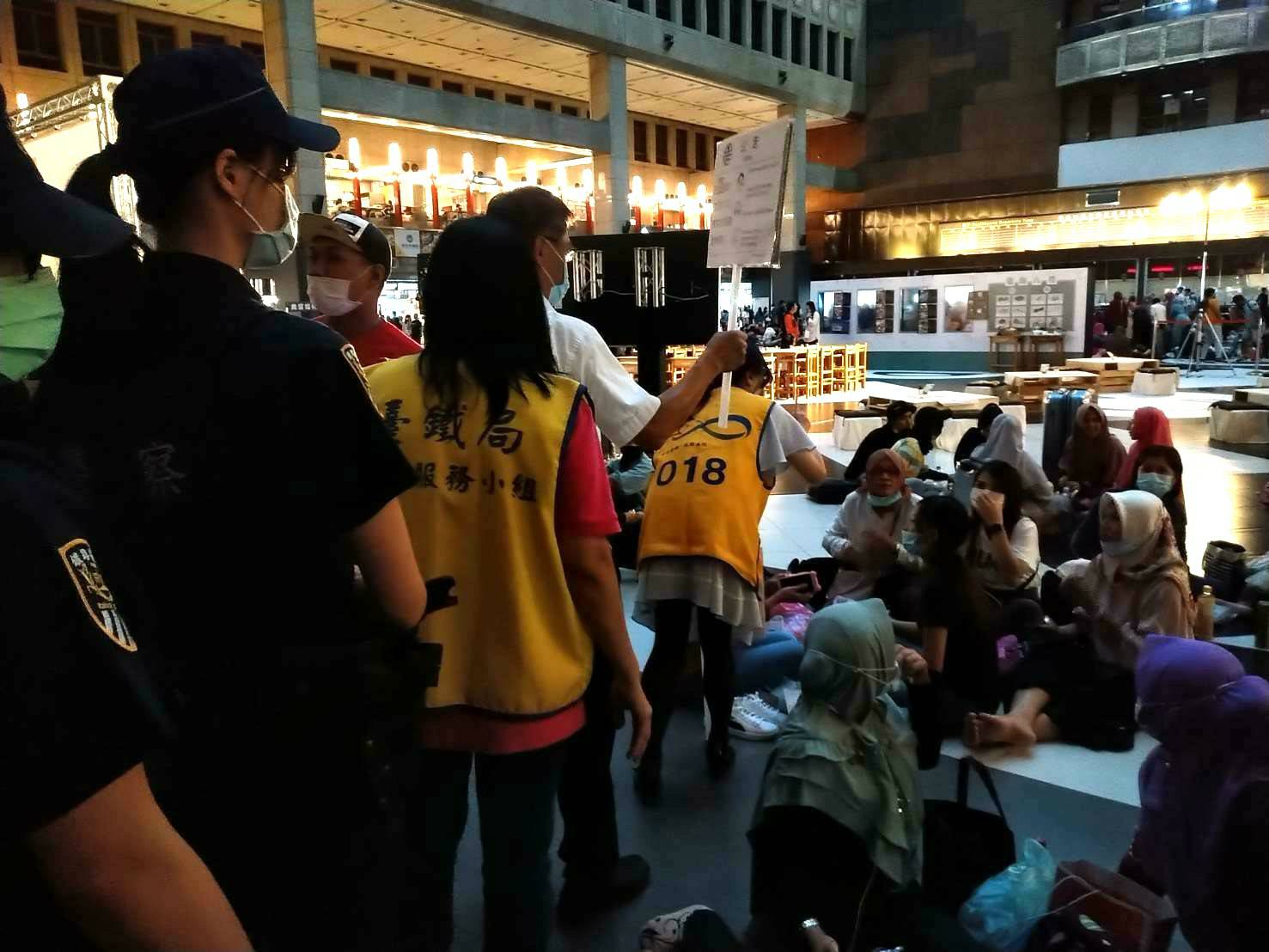 北車大廳群聚狀況嚴重,台鐵派路警及外語志工柔性勸離。 圖:台鐵/提供 北車大廳群聚狀況嚴重,台鐵派路警及外語志工柔性勸離。 圖:台鐵/提供