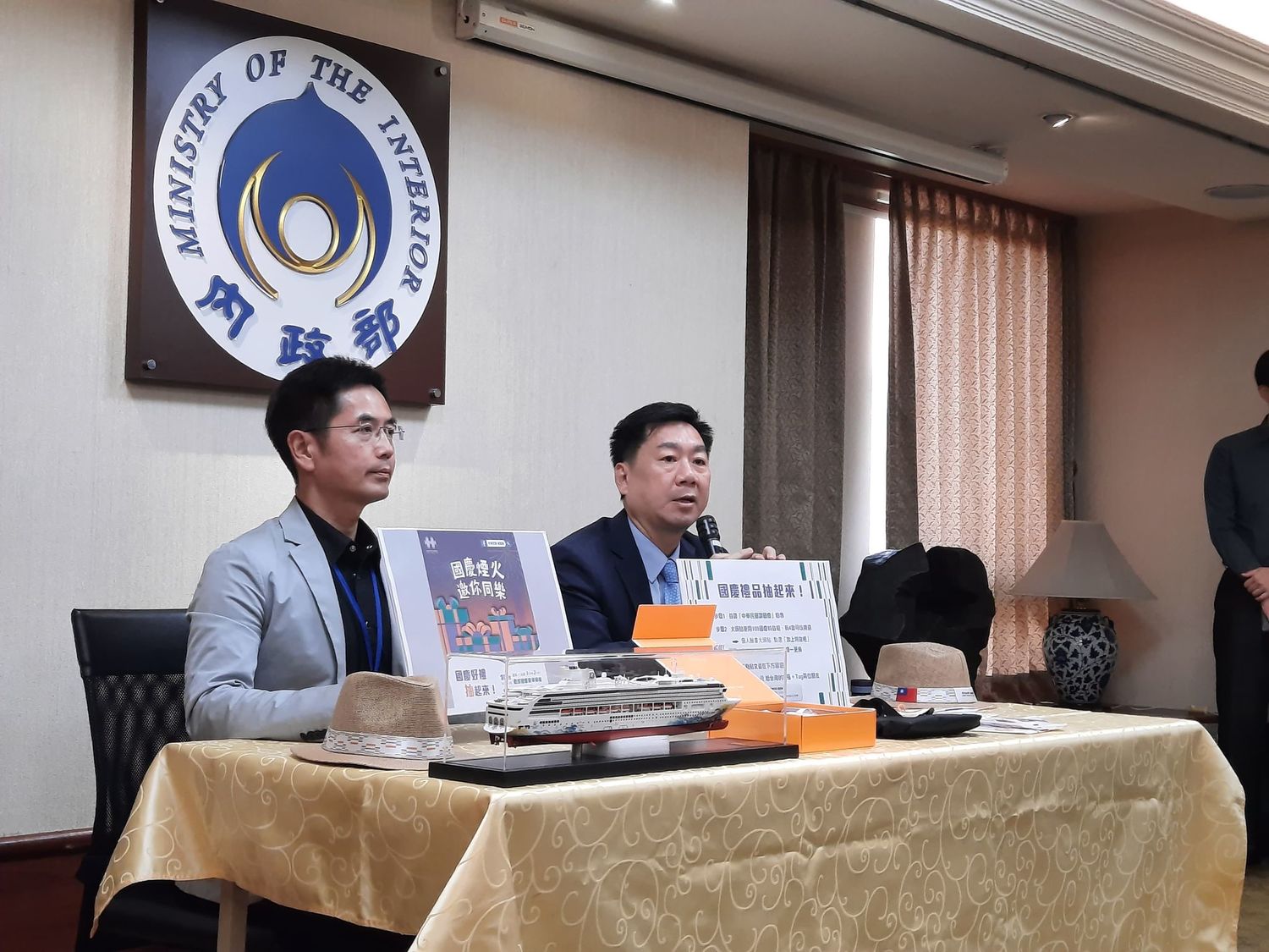 陳宗彥公布今年國慶大會禮賓袋紀念品。 圖:陳佩君/攝 陳宗彥公布今年國慶大會禮賓袋紀念品。 圖:陳佩君/攝