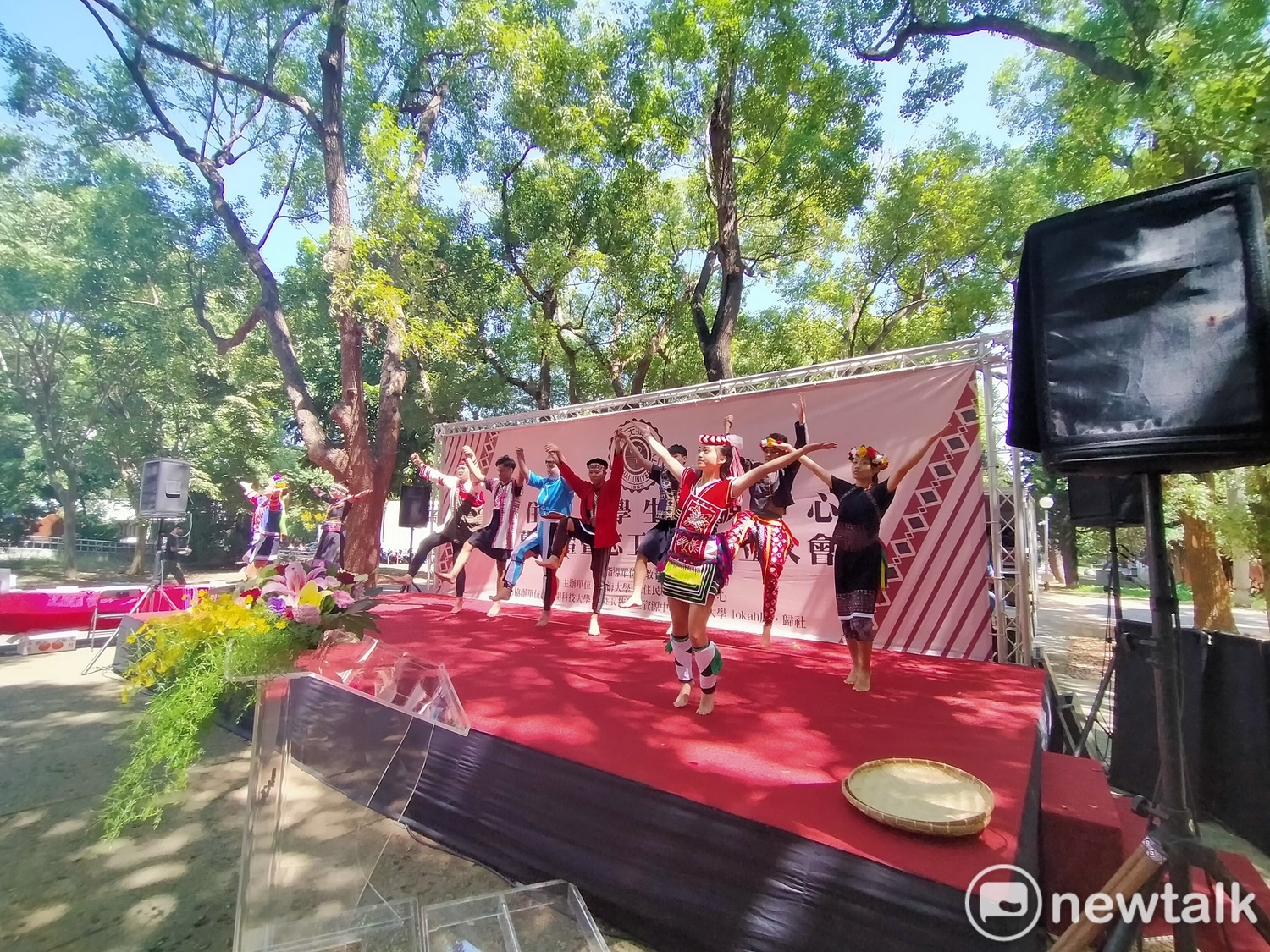 南開科技大學原資中心的原住民青年社與東海學生跨校聯誼,並帶來原住民文化樂舞。 唐復年/攝 南開科技大學原資中心的原住民青年社與東海學生跨校聯誼,並帶來原住民文化樂舞。 唐復年/攝