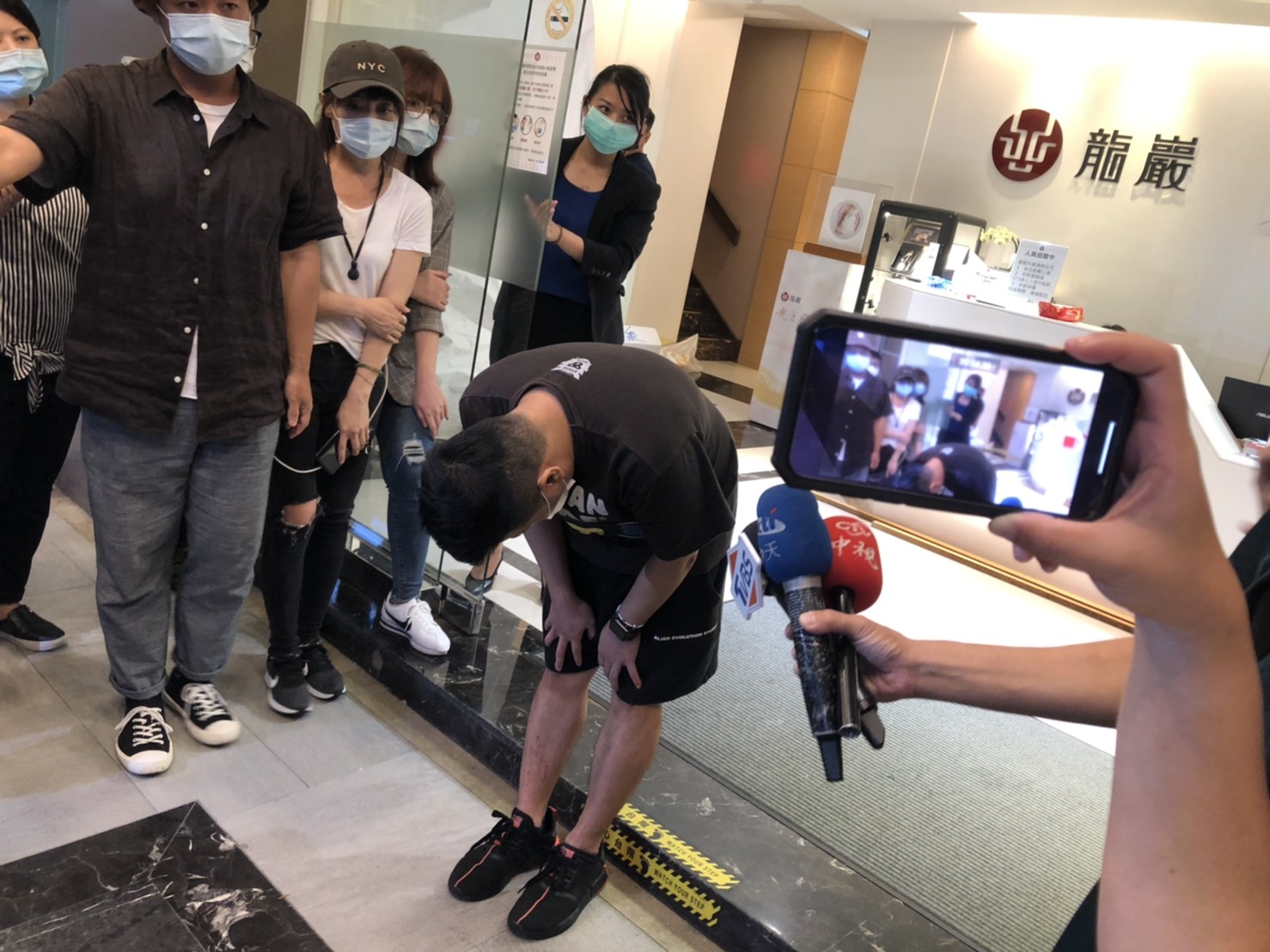 小鬼經紀人Dino在靈堂布置及關閉都有出來以90度鞠躬,謝謝所有媒體關心。 圖:楊瑾錚/攝 小鬼經紀人Dino在靈堂布置及關閉都有出來以90度鞠躬,謝謝所有媒體關心。 圖:楊瑾錚/攝