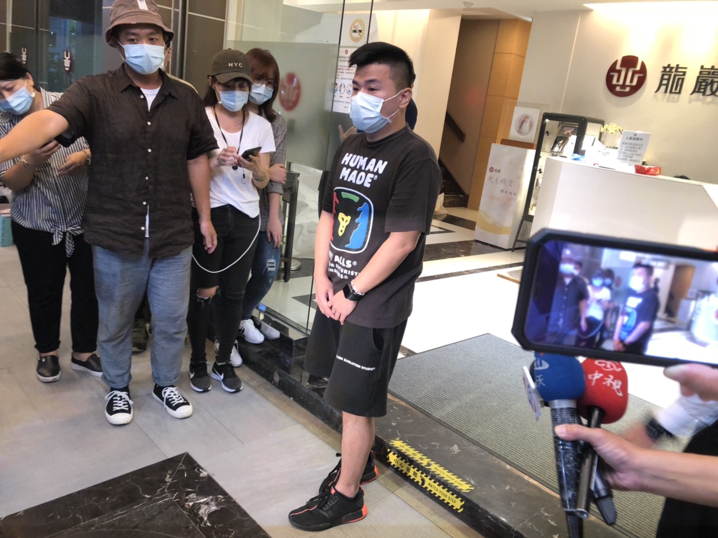 小鬼經紀人Dino在靈堂布置及關閉都有出來接受媒體訪問。 圖:楊瑾錚/攝 小鬼經紀人Dino在靈堂布置及關閉都有出來接受媒體訪問。 圖:楊瑾錚/攝