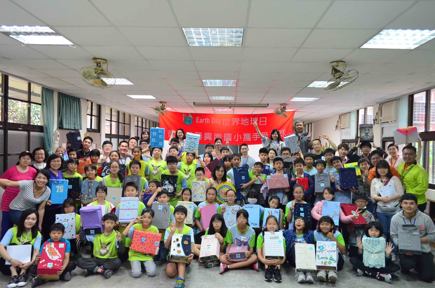 德州儀器工業股份有限公司於興南國小辦理廢棄物變身DIY活動。 圖:新北市環保局提供 德州儀器工業股份有限公司於興南國小辦理廢棄物變身DIY活動。 圖:新北市環保局提供