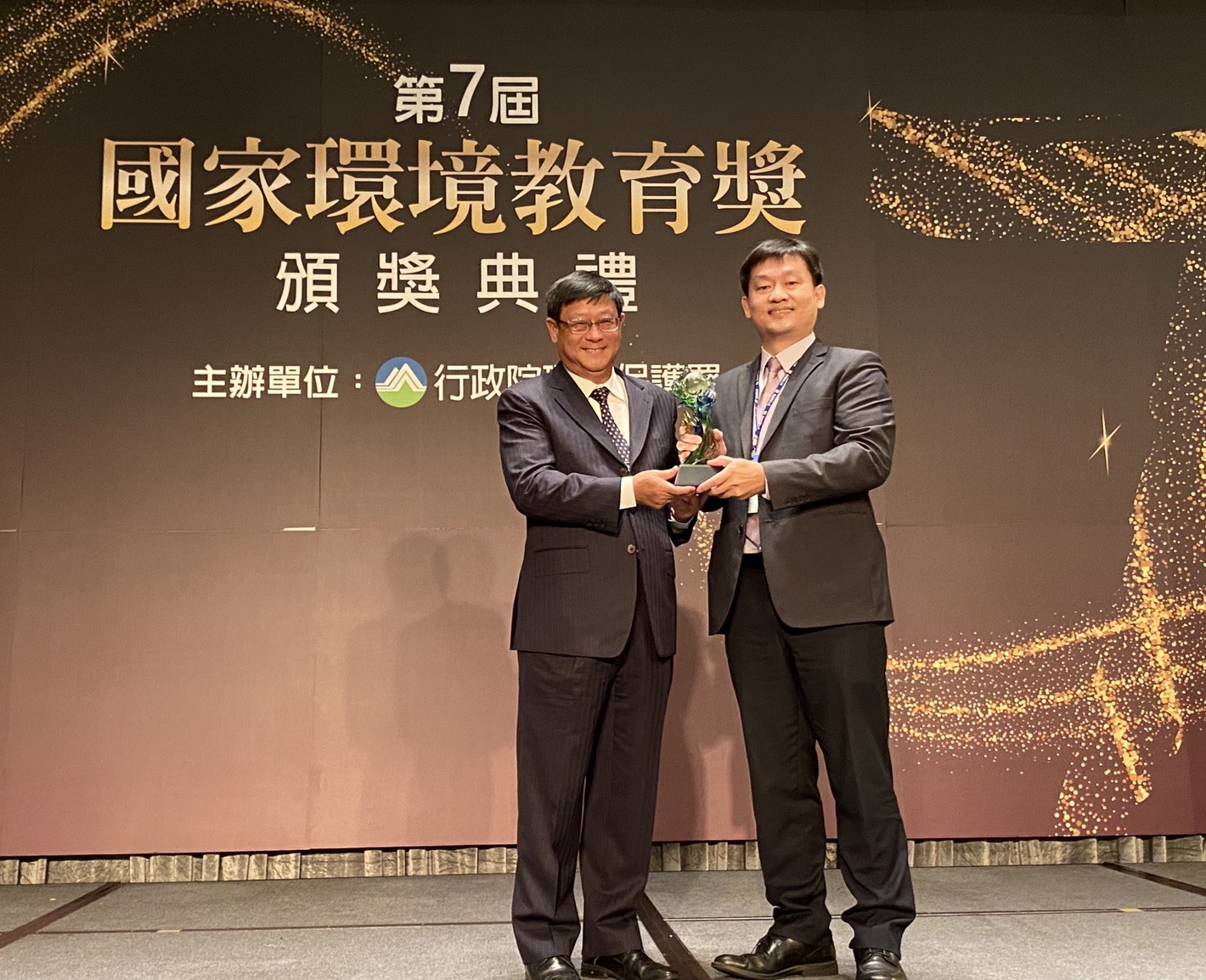 德州儀器工業股份有限公司榮獲國家環境教育獎民營事業組優等,由台灣封裝測試總經理賴寶仁 (右)領獎。 圖:新北市環保局提供 德州儀器工業股份有限公司榮獲國家環境教育獎民營事業組優等,由台灣封裝測試總經理賴寶仁 (右)領獎。 圖:新北市環保局提供