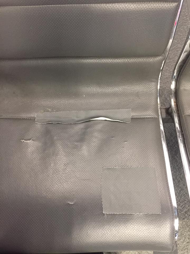 苦苓拍下高鐵台北站月台座椅,有補丁痕跡。 圖:翻攝自苦苓臉書 苦苓拍下高鐵台北站月台座椅,有補丁痕跡。 圖:翻攝自苦苓臉書