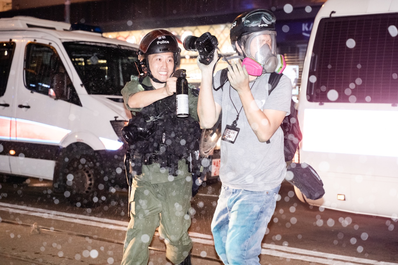 一般新聞類第二名:陳傑新/立場新聞— 防暴警察於銅鑼灣軒尼詩道驅散群眾,並以胡椒噴霧噴向在場採訪的攝影記者。(攝於2019年9月29日,香港銅鑼灣軒尼詩道近灣仔消防局) 圖:台灣新聞攝影協會/提供 一般新聞類第二名:陳傑新/立場新聞— 防暴警察於銅鑼灣軒尼詩道驅散群眾,並以胡椒噴霧噴向在場採訪的攝影記者。(攝於2019年9月29日,香港銅鑼灣軒尼詩道近灣仔消防局) 圖:台灣新聞攝影協會/提供