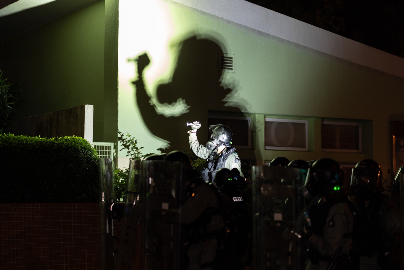 一般新聞類第一名:陳傑新/立場新聞— 警方不斷用強力電筒照射花槽上拍攝的記者。(攝於2019年8月4日,黃大仙睦鄰街遊樂場外) 圖:台灣新聞攝影協會/提供 一般新聞類第一名:陳傑新/立場新聞— 警方不斷用強力電筒照射花槽上拍攝的記者。(攝於2019年8月4日,黃大仙睦鄰街遊樂場外) 圖:台灣新聞攝影協會/提供