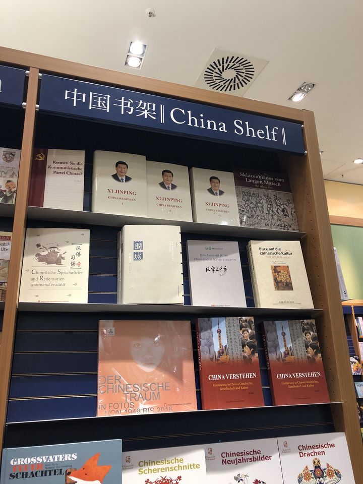 中國書架當然還是有錢鍾書所著的圍城,但習近平治理中國居高臨下赫然出現在書架頂端 圖:擷取自臉書 中國書架當然還是有錢鍾書所著的圍城,但習近平治理中國居高臨下赫然出現在書架頂端 圖:擷取自臉書