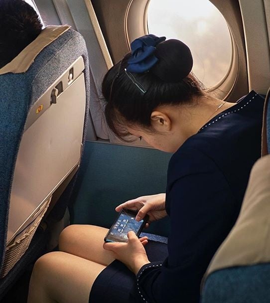 朝鮮空姐閒暇時也是低頭族 圖:DPRK朝鮮經貿文化情報 朝鮮空姐閒暇時也是低頭族 圖:DPRK朝鮮經貿文化情報