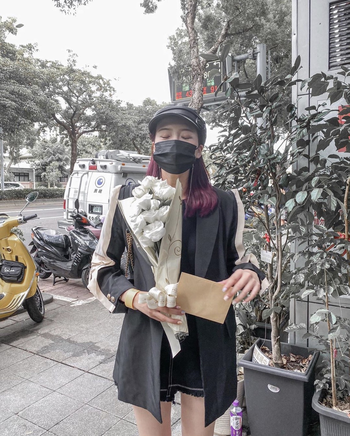 被網友發現她穿同一件衣服才剛剛開心去完市集。 圖:翻攝Instagram 被網友發現她穿同一件衣服才剛剛開心去完市集。 圖:翻攝Instagram