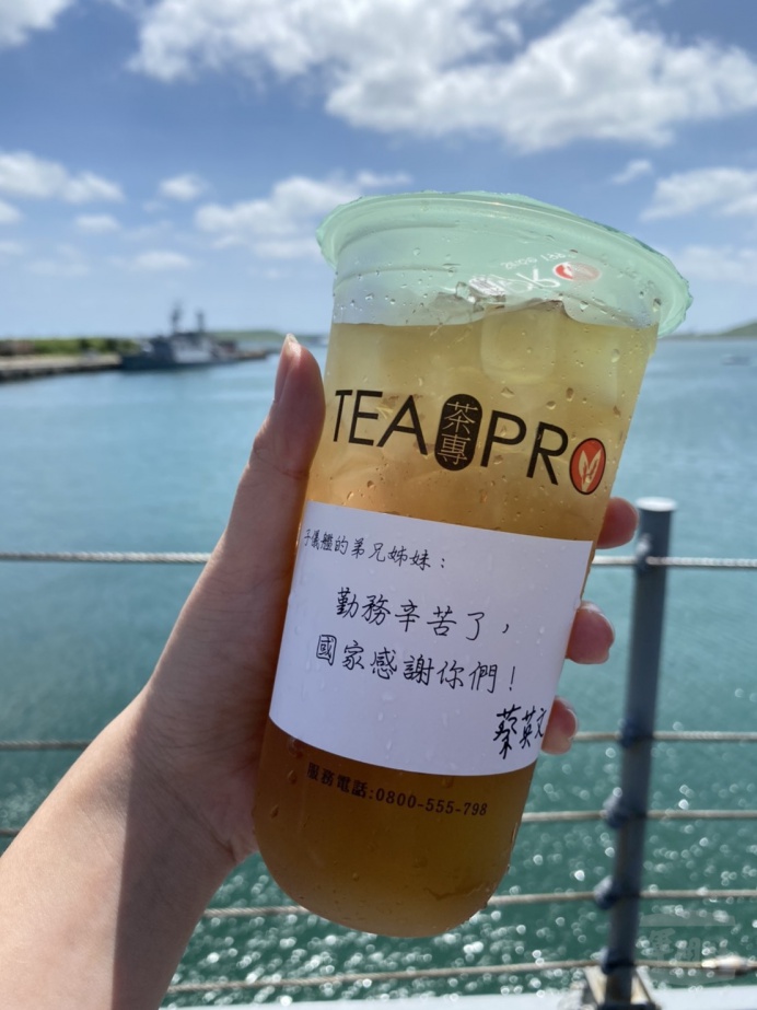 近日媒體報導駐澎湖的海軍146艦隊,因臨時奉令緊急出航,處理海峽狀況,退訂「冬瓜檸檬」飲料,官兵特別去電致歉,店家聽聞後竟力挺海軍官兵,表示「保衛國家安全是重要任務」、「我們要力挺」;對此,三軍統帥蔡英文總統今(22)日視導澎湖駐軍期間,特別前往店家,感謝他們大力支持國軍,並購買飲料贈與海軍146艦隊的官兵。 圖:總統府提供 近日媒體報導駐澎湖的海軍146艦隊,因臨時奉令緊急出航,處理海峽狀況,退訂「冬瓜檸檬」飲料,官兵特別去電致歉,店家聽聞後竟力挺海軍官兵,表示「保衛國家安全是重要任務」、「我們要力挺」;對此,三軍統帥蔡英文總統今(22)日視導澎湖駐軍期間,特別前往店家,感謝他們大力支持國軍,並購買飲料贈與海軍146艦隊的官兵。 圖:總統府提供