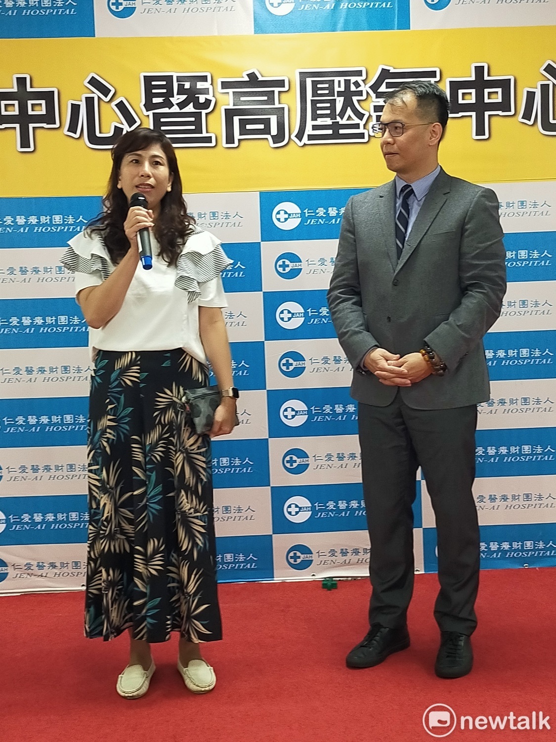 羅浩儒主任在開幕時特別請病患林小姐現身說法。 圖:唐復年/攝 羅浩儒主任在開幕時特別請病患林小姐現身說法。 圖:唐復年/攝