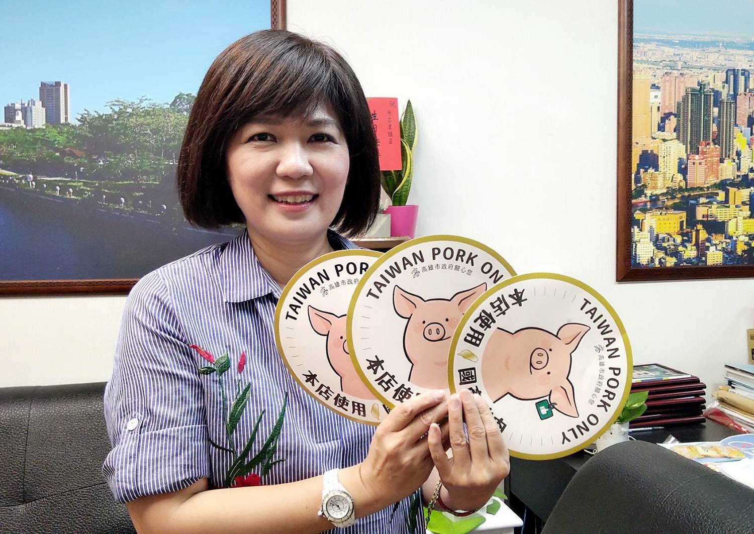 高雄市議員陳若翠質疑未經審核的「國產豬肉標示」貼紙無公信力可言。 圖:高雄市政府/提供 高雄市議員陳若翠質疑未經審核的「國產豬肉標示」貼紙無公信力可言。 圖:高雄市政府/提供