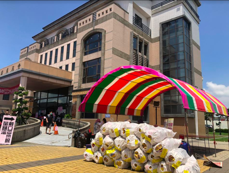 普度紙錢集中堆置等待收運。 圖:高雄市環保局/提供 普度紙錢集中堆置等待收運。 圖:高雄市環保局/提供