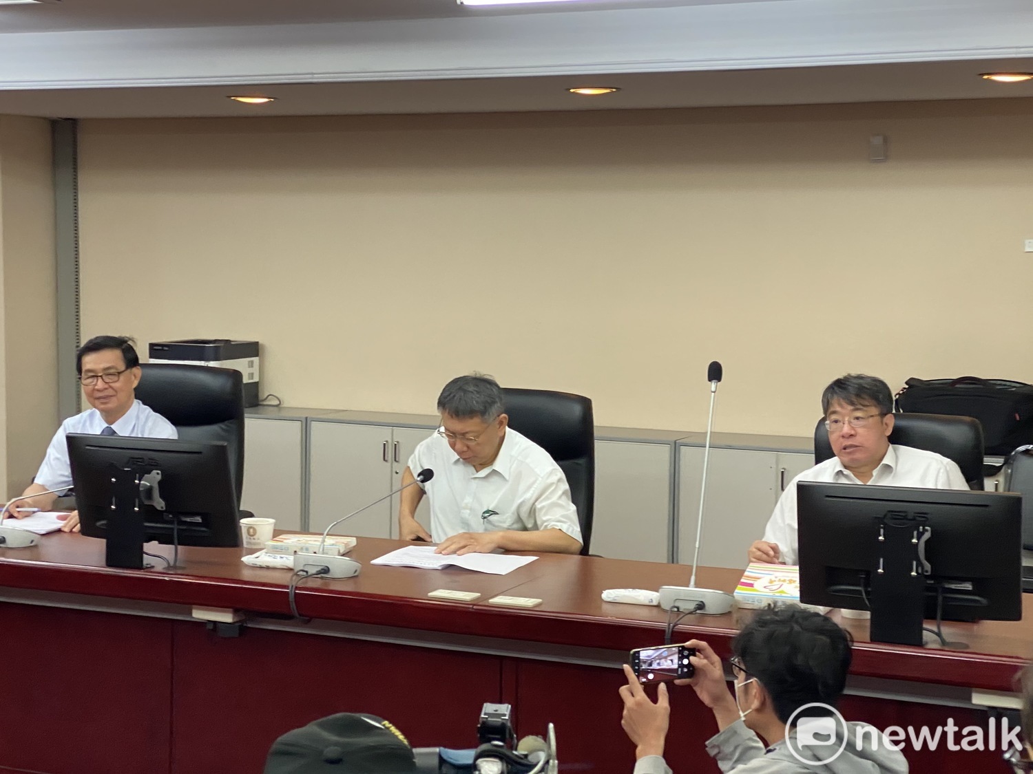 台北市長柯文哲今前往議會拜會「台北問政監督連線」及無黨籍議員。 圖:周煊惠/攝 台北市長柯文哲今前往議會拜會「台北問政監督連線」及無黨籍議員。 圖:周煊惠/攝