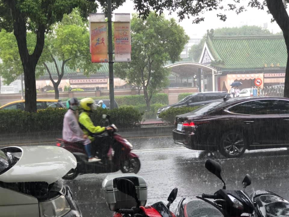 鋒面報到、東北風增強,到下週一前北部都將維持濕涼天氣,請大家出門記得帶傘。 圖:楊瑾錚/攝 鋒面報到、東北風增強,到下週一前北部都將維持濕涼天氣,請大家出門記得帶傘。 圖:楊瑾錚/攝