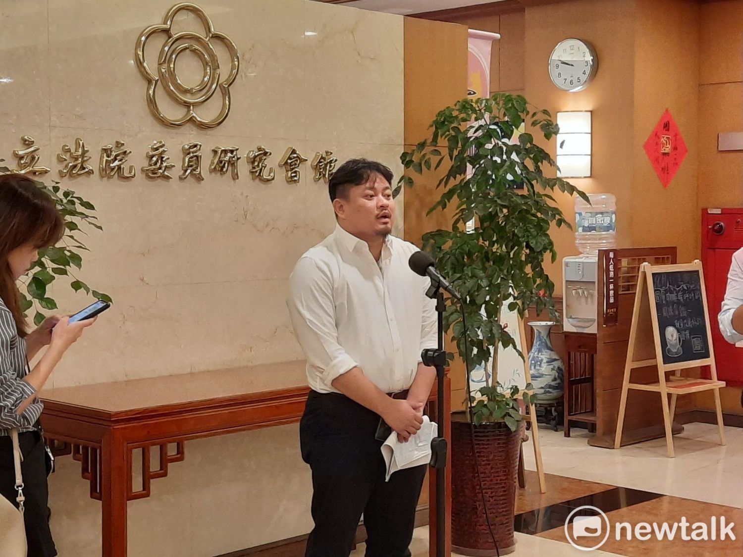 洪申翰受訪時呼籲,國民黨智庫人士,別因立場差異,發表出泯滅人性、令人髮指言論。 圖: 陳佩君 / 攝 洪申翰受訪時呼籲,國民黨智庫人士,別因立場差異,發表出泯滅人性、令人髮指言論。 圖: 陳佩君 / 攝