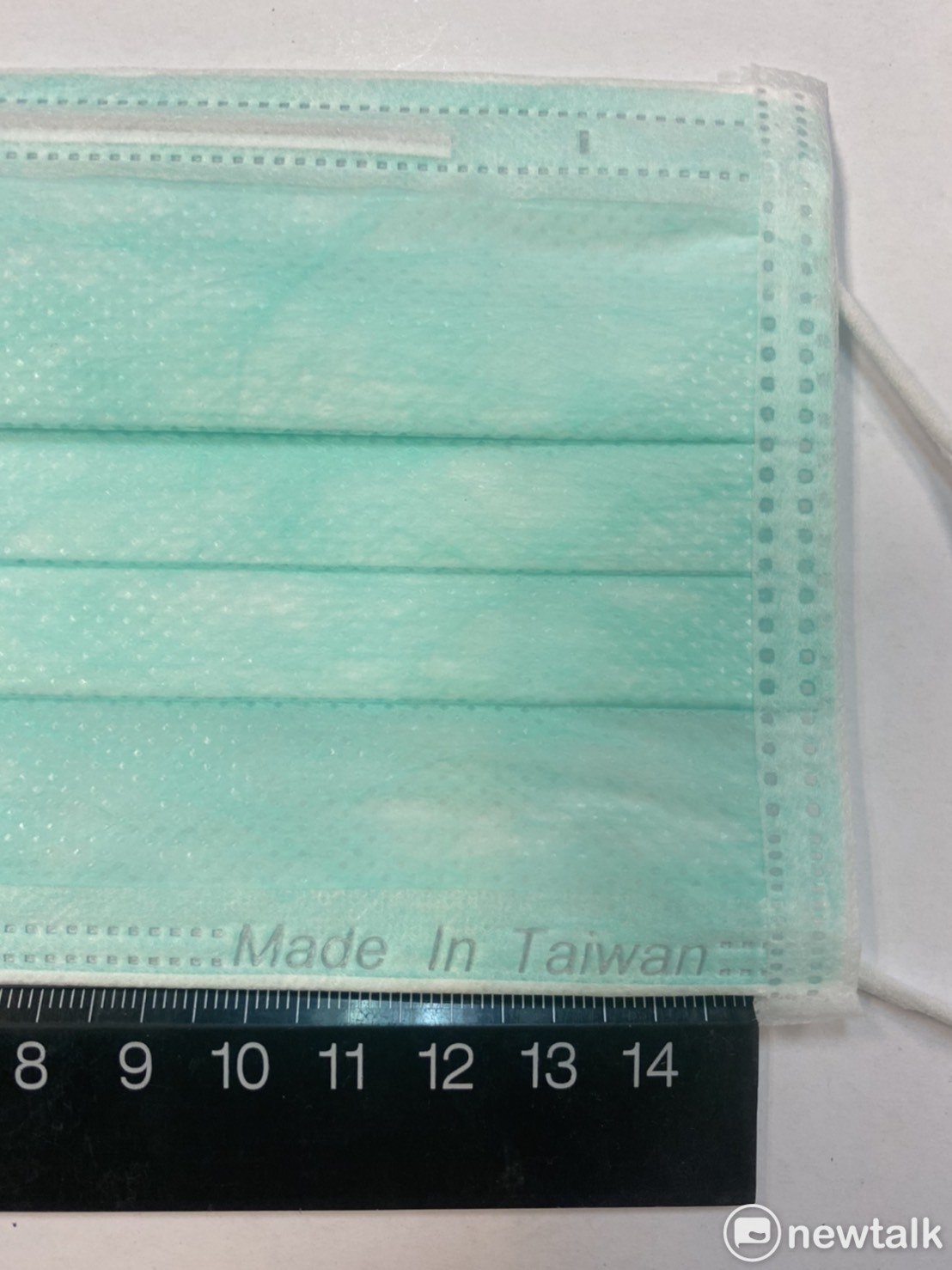 雙鋼印出現位置未統一,食藥署表示廠商遵循在口罩邊緣1.5公分以內標示大於0.4公分的「MD」及「Made In Taiwan」字樣即可 圖:曾郡秋/攝(資料照片) 雙鋼印出現位置未統一,食藥署表示廠商遵循在口罩邊緣1.5公分以內標示大於0.4公分的「MD」及「Made In Taiwan」字樣即可 圖:曾郡秋/攝(資料照片)
