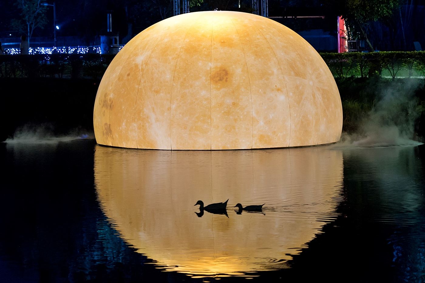 嘉義北香湖浮出大月亮！月球背後暗藏剪影玄機