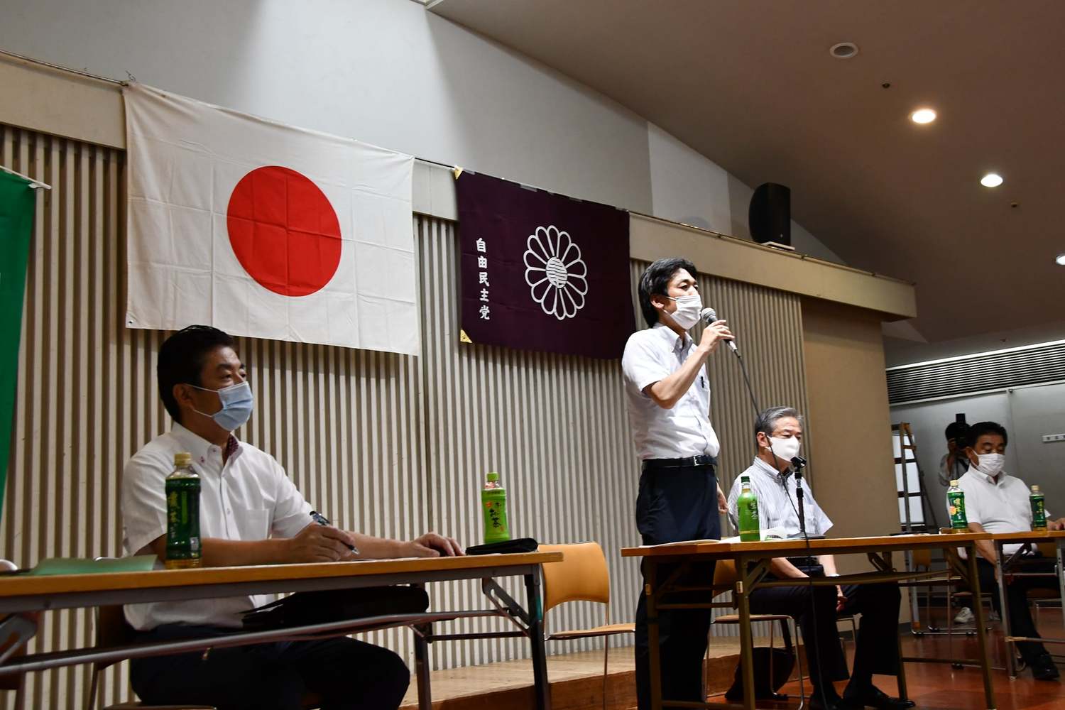 日本自民黨「保守團結之會」由眾議員城內實(左二)擔任發言人,該團體24日做出決議文,要求取消邀請習近平訪日。 圖:翻攝自城內實臉書 日本自民黨「保守團結之會」由眾議員城內實(左二)擔任發言人,該團體24日做出決議文,要求取消邀請習近平訪日。 圖:翻攝自城內實臉書