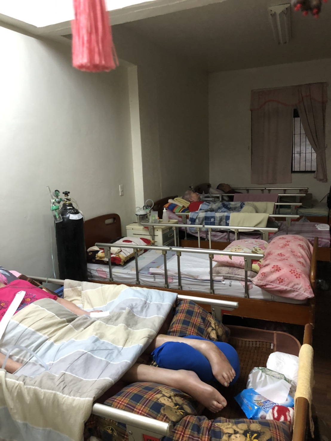 中和區查獲無照的長照住宿型機構收容7位失能住民,目前由社會局協助安置至其他立案機構。 圖:林昀真/翻攝 中和區查獲無照的長照住宿型機構收容7位失能住民,目前由社會局協助安置至其他立案機構。 圖:林昀真/翻攝
