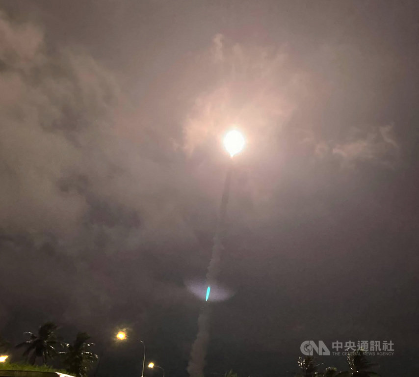 台東地區24日晚間傳出轟隆巨響,為中科院試射飛彈;飛彈自三仙台附近射出後,火焰照亮天空,不過天空雲層厚,飛彈竄升約21秒即被雲層遮蔽,但聲音仍然響徹天際。 圖/中央社提供 台東地區24日晚間傳出轟隆巨響,為中科院試射飛彈;飛彈自三仙台附近射出後,火焰照亮天空,不過天空雲層厚,飛彈竄升約21秒即被雲層遮蔽,但聲音仍然響徹天際。 圖/中央社提供