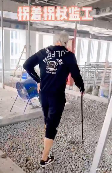 60歲的林瑞陽白髮蒼蒼,連走路身形都顯得老態龍鍾。 圖:翻攝微博 60歲的林瑞陽白髮蒼蒼,連走路身形都顯得老態龍鍾。 圖:翻攝微博