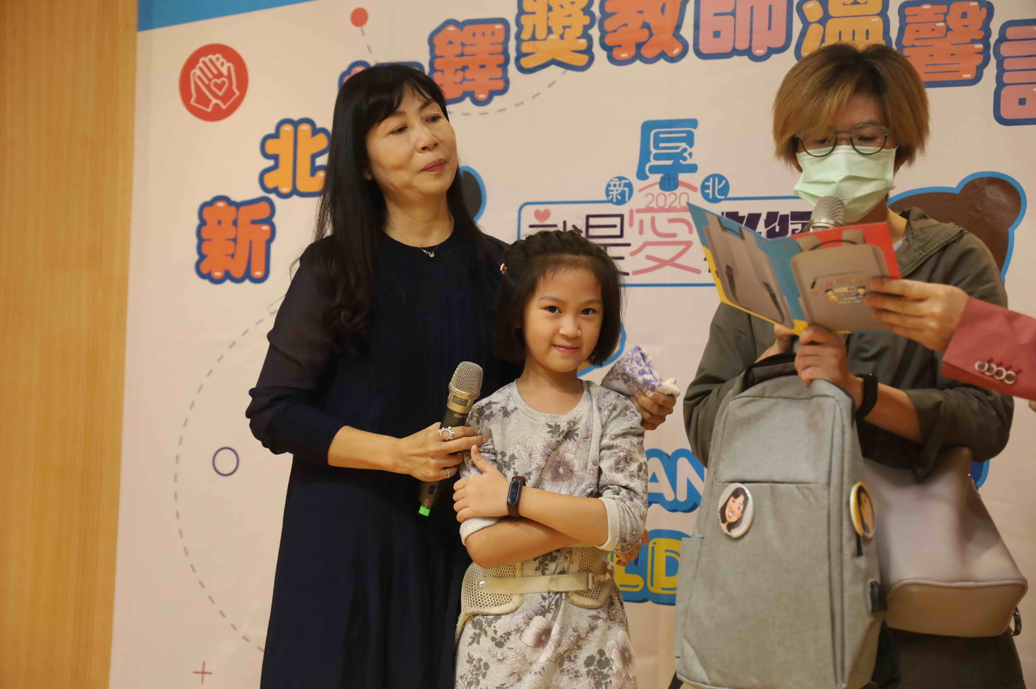 深坑國小附幼簡茉莉主任及神秘嘉賓新北市深坑國小3 年6班徐詠晴。 圖:王峻昌/攝 深坑國小附幼簡茉莉主任及神秘嘉賓新北市深坑國小3 年6班徐詠晴。 圖:王峻昌/攝