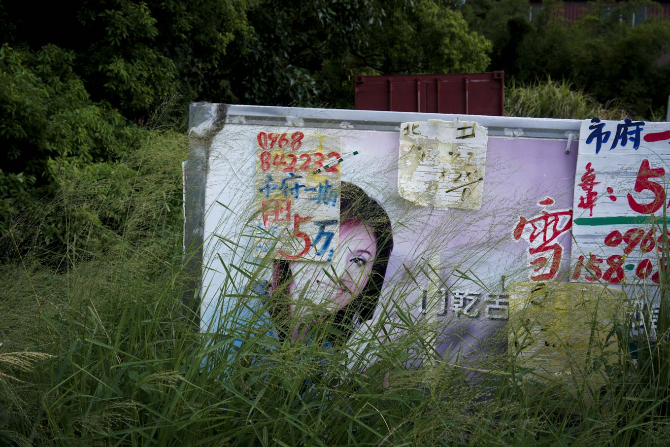 在大園的鄉間小路上,到處都是買賣土地的廣告物。 圖:張良一/攝 在大園的鄉間小路上,到處都是買賣土地的廣告物。 圖:張良一/攝