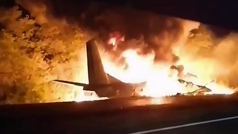 燒成火球！烏克蘭軍機摔機 25人活活燒死2人跳機