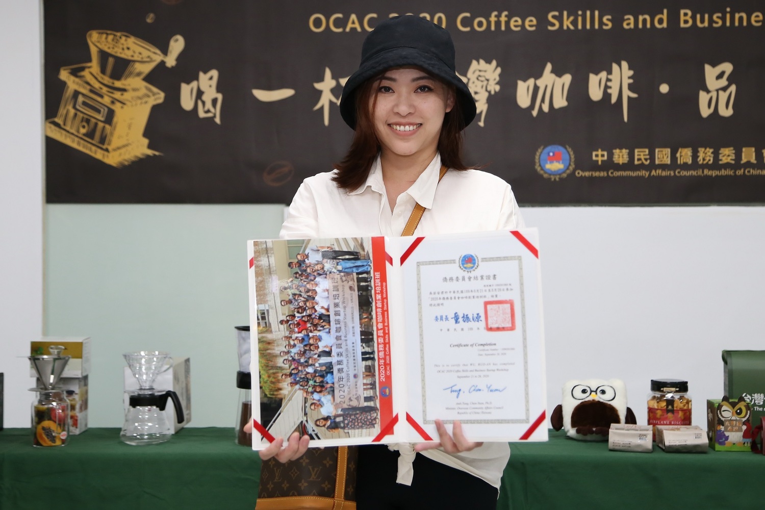 學員拿到結業證書,開心地拍照留念。 嶺東科大/提供 學員拿到結業證書,開心地拍照留念。 嶺東科大/提供