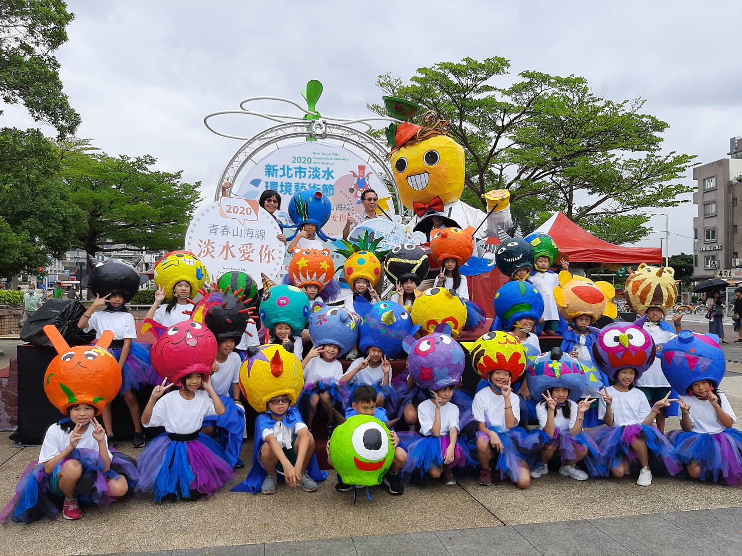 淡水國小27位同學自製星球人頭盔。 圖:淡水區公所提供 淡水國小27位同學自製星球人頭盔。 圖:淡水區公所提供