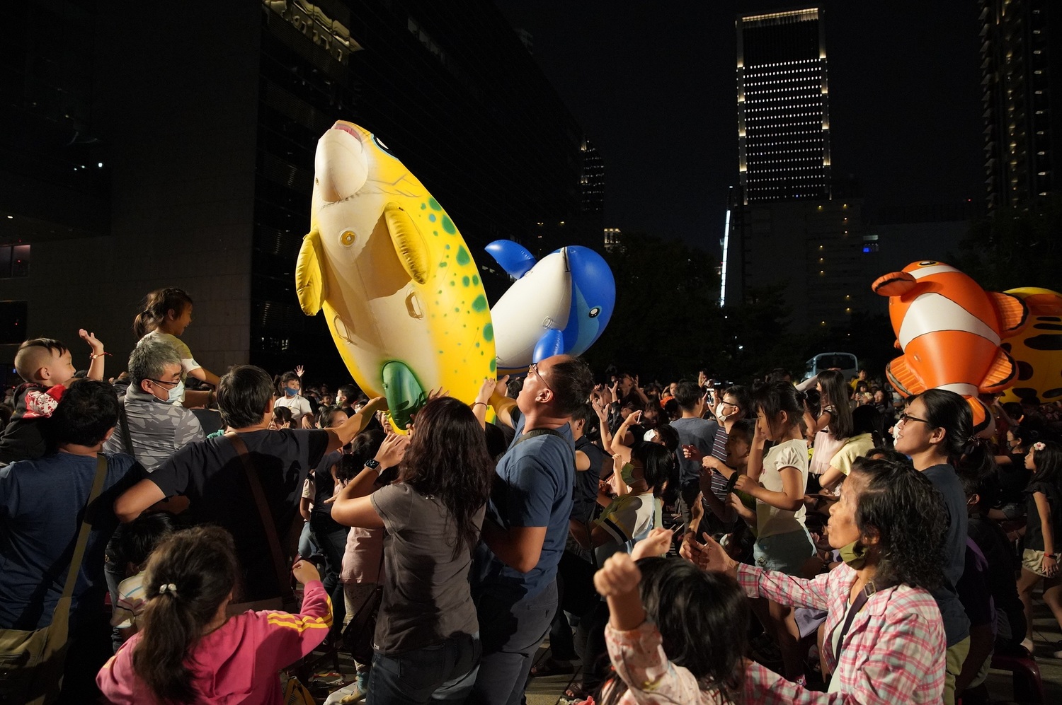 紙風車劇團演出,熱情的深海魚大賽與民眾互動。 台中市政府/提供 紙風車劇團演出,熱情的深海魚大賽與民眾互動。 台中市政府/提供