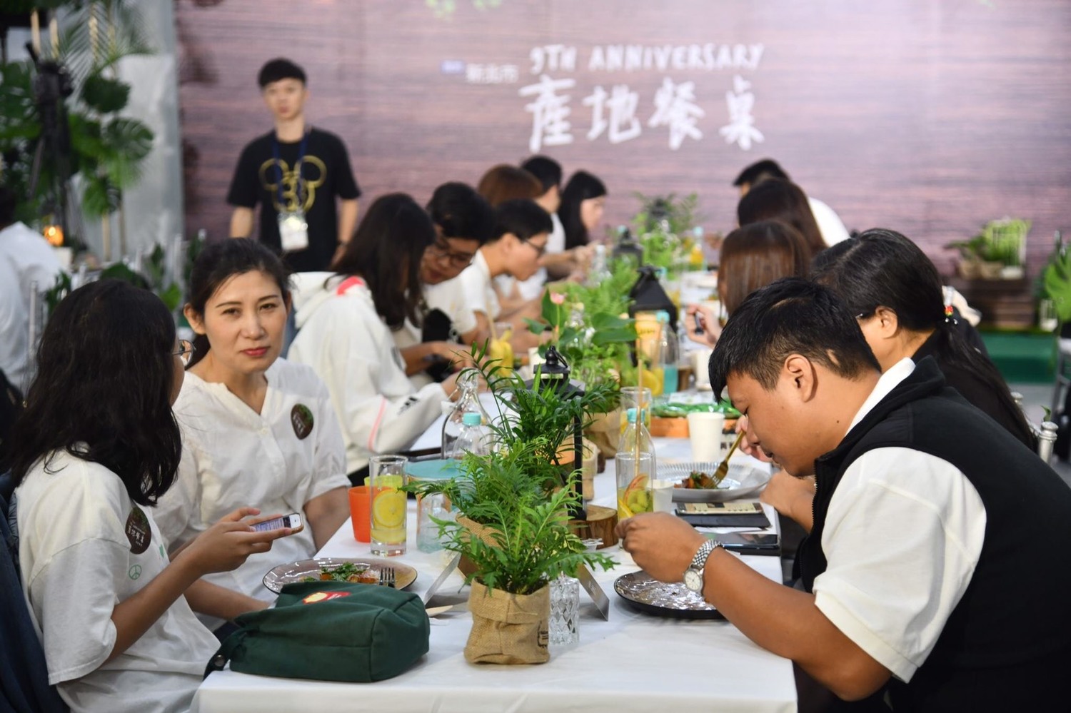 我的新北市9週年,邀請40位粉絲饗用新北在地食材創意料理,與粉絲互動搏感情。 圖:新北市政府新聞局/提供 我的新北市9週年,邀請40位粉絲饗用新北在地食材創意料理,與粉絲互動搏感情。 圖:新北市政府新聞局/提供