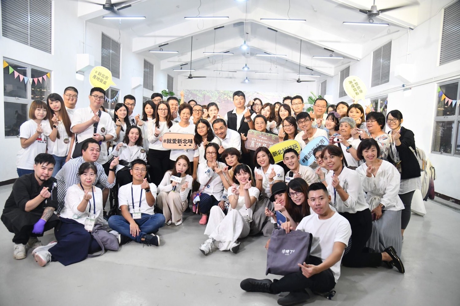 侯友宜市長與40位幸運粉絲共進「我的新北市產地餐桌派對」饗宴。 圖:新北市新聞局提供 侯友宜市長與40位幸運粉絲共進「我的新北市產地餐桌派對」饗宴。 圖:新北市新聞局提供