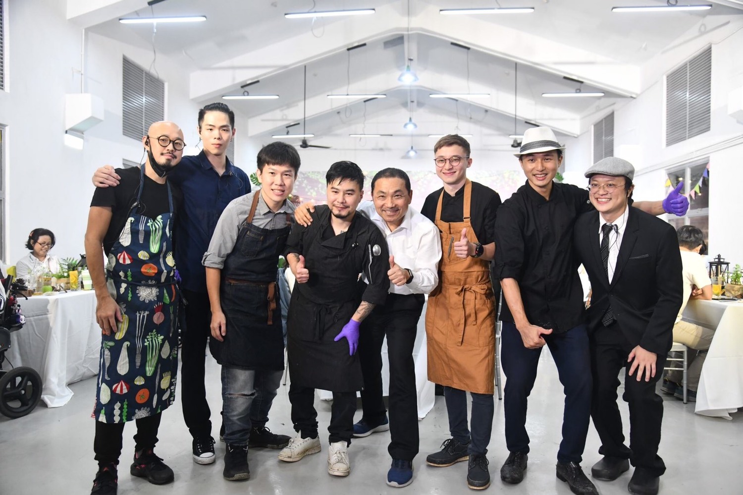 「我的新北市產地餐桌派對」聘請主廚陳首宏Avery(左四)將新北在地食材入菜,打造全新創意套餐。 圖:新北市新聞局提供 「我的新北市產地餐桌派對」聘請主廚陳首宏Avery(左四)將新北在地食材入菜,打造全新創意套餐。 圖:新北市新聞局提供