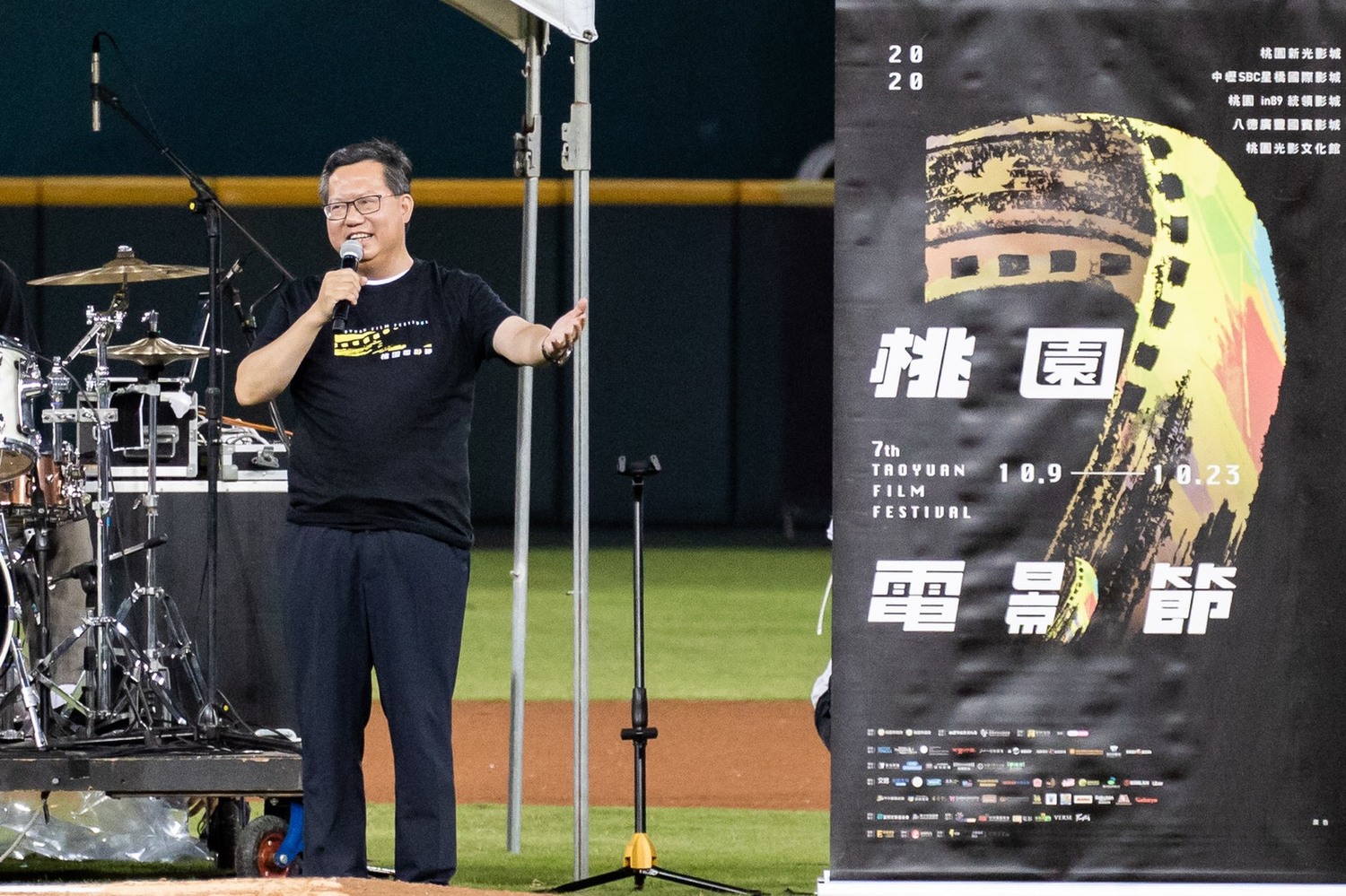 桃園市長鄭文燦26日晚間前往桃園國際棒球場,出席「2020桃園電影節—『搖滾吧!電影x野球』電影音樂會」活動。 圖:桃園市府提供 桃園市長鄭文燦26日晚間前往桃園國際棒球場,出席「2020桃園電影節—『搖滾吧!電影x野球』電影音樂會」活動。 圖:桃園市府提供